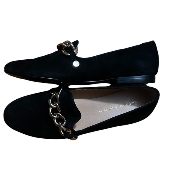 Sigerson Morrison | Black Velvet Flats | with Gold Chain Accent |Size 8|. - Picture 2 of 4